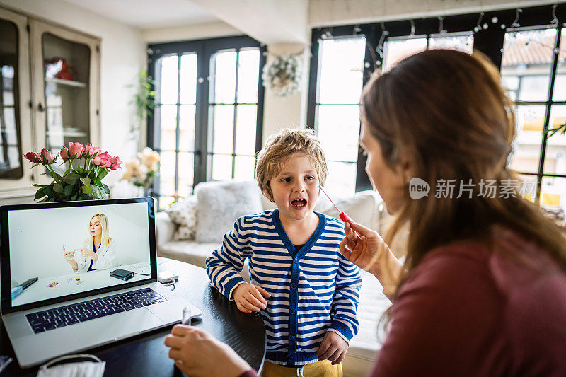 母亲在家为儿子进行咽拭子/pcr检测